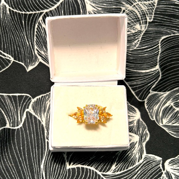Ring bomb Jewelry - Ring bomb, size 6 white topaz